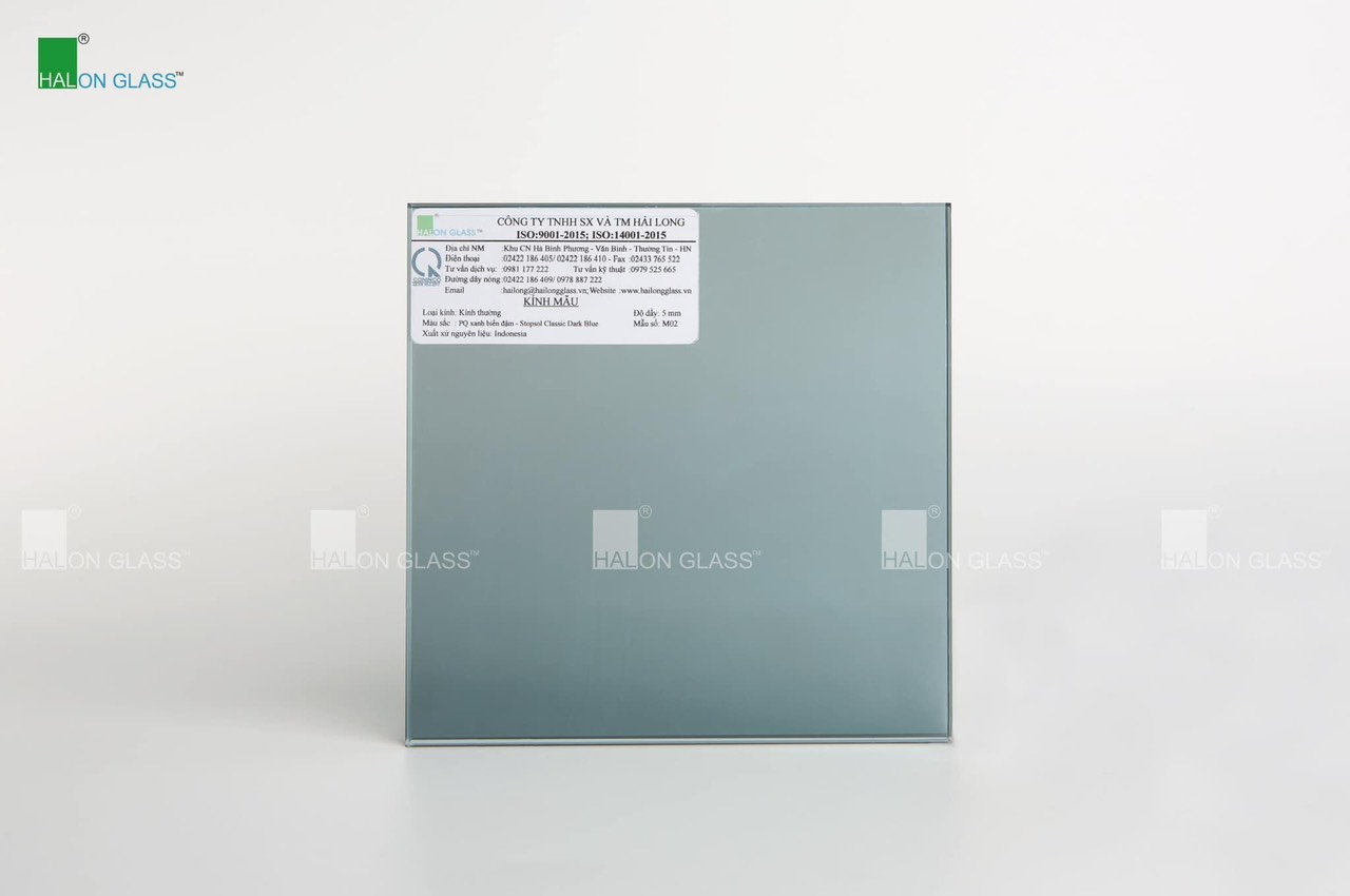 Tấm kính màu Halon Glass vuông, bề mặt xanh xám mờ, tem thông tin sản phẩm ở góc trên trái